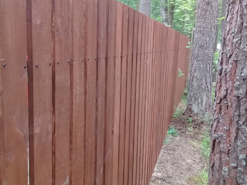 забор из деревянного штакетника от компании Забор Мастер