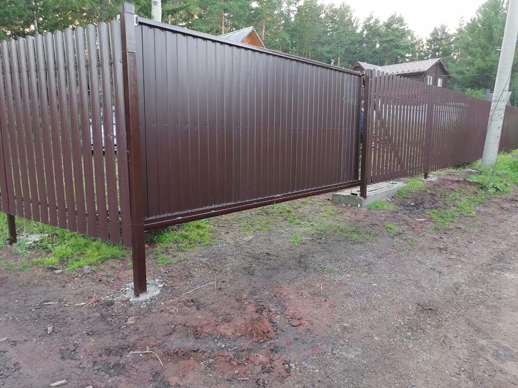 металлический забор штакетник с откатными воротами