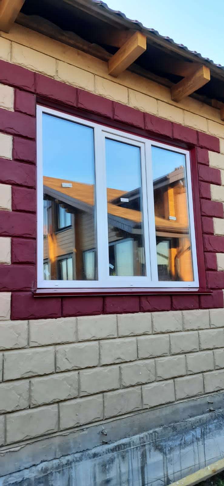 пластиковые окна на даче с декоративной отделкой проёма